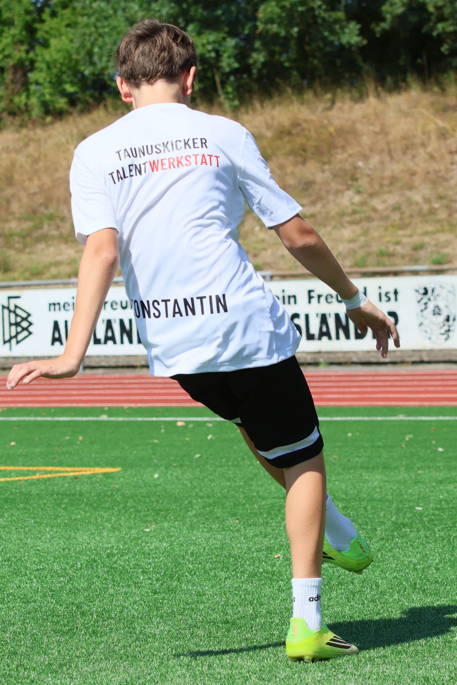 Spieler der Taunuskicker Talentwerkstatt beim Torschuss